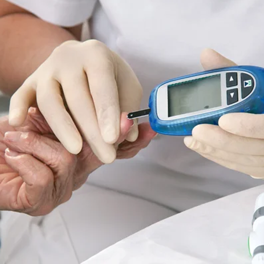 Blood glucose test being performed with a glucometer measuring glucosa en la sangre levels.
