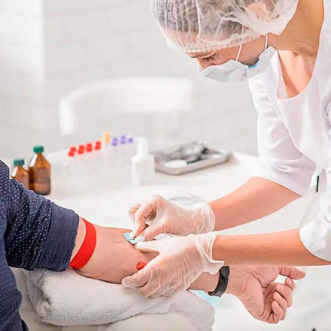 Healthcare professional drawing blood for Química Sanguínea 6 Elementos blood test analysis