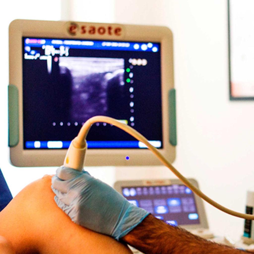 Ultrasonido músculo esquelético en rodilla con dispositivo portátil mostrando imágenes en tiempo real de tejidos blandos y estructuras musculares