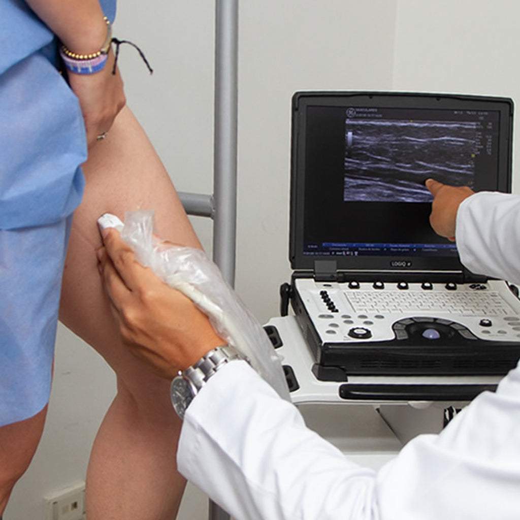 Ultrasonido Doppler exam on pelvic and leg veins to detect blood clots using non-invasive imaging
