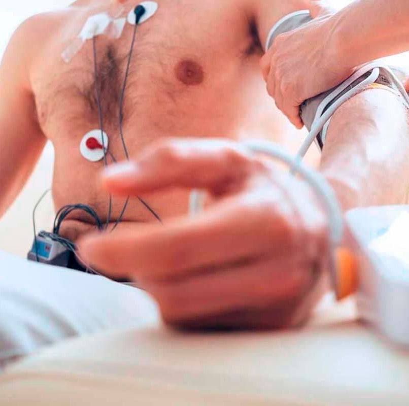 El Holter es un dispositivo portátil utilizado en medicina para monitorizar la actividad eléctrica del corazón durante un período prolongado de tiempo, generalmente 